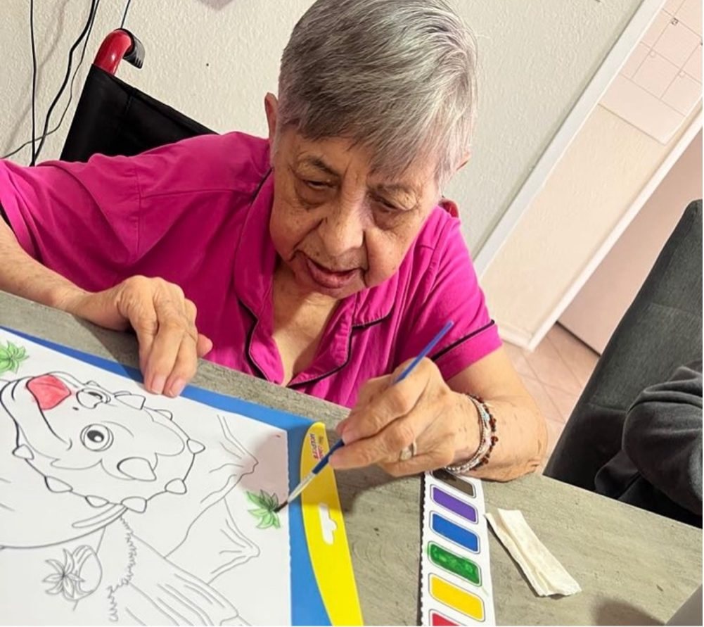 Una residente pinta con acuarelas