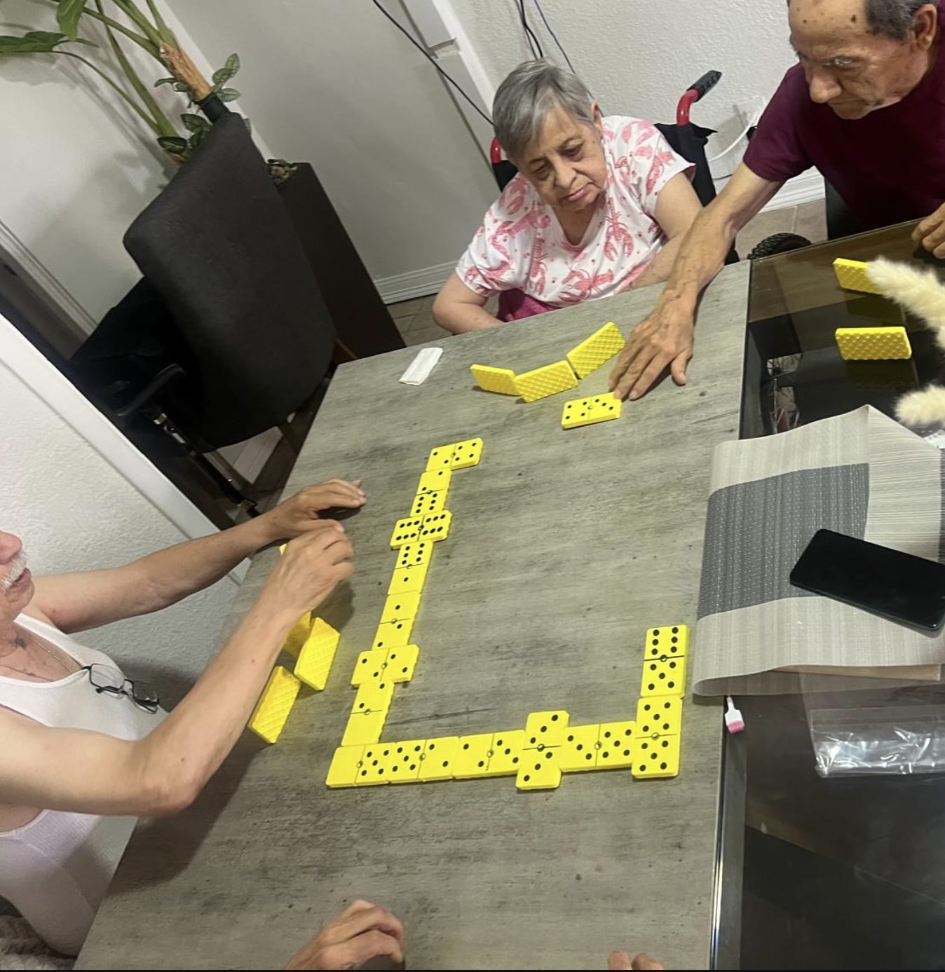 Residentes juegan dominó juntos en el comedor