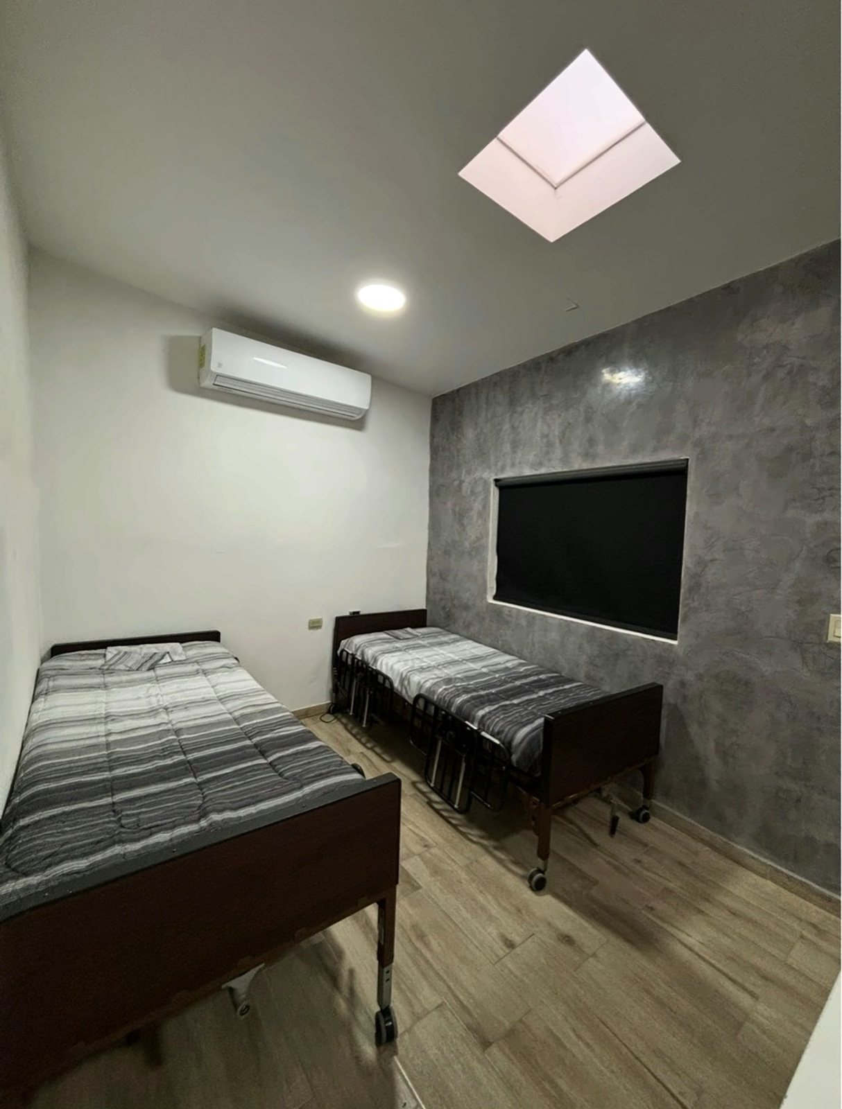 Habitación de la residencia Un Nuevo Día con dos camas de hospital